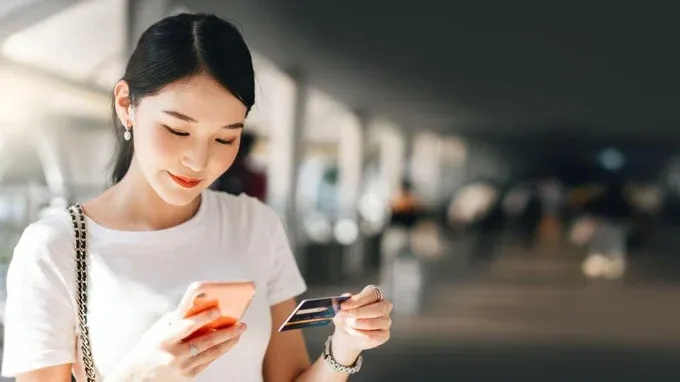 The Best Credit Cards for Young Adults in Singapore (2025)